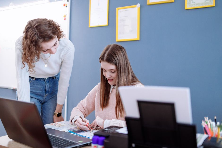 Online Marketing Kurs in einem digitalen Lernraum mit Laptop und Marketing-Planung